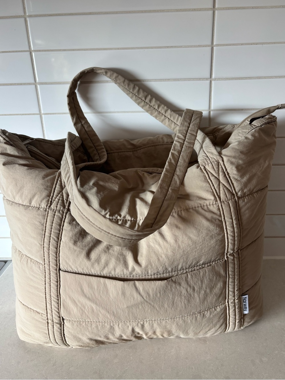 🎃3/$15🎃Neutral Quilted Puffer Tote-Perfect for Travel